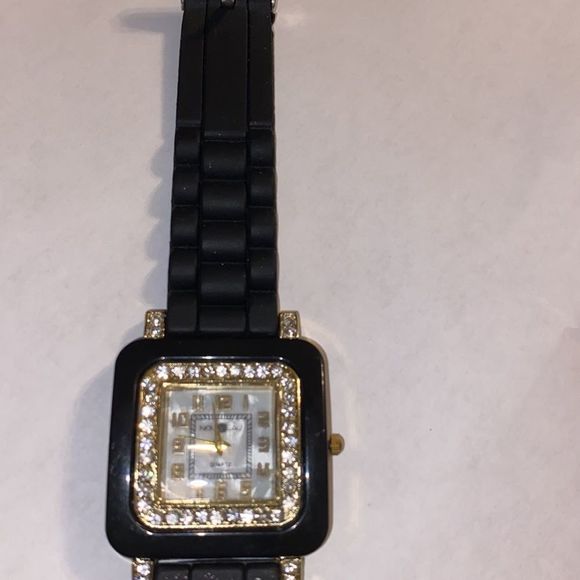 Nouveau Quartz Watch Silicon Band - Picture 2 of 7